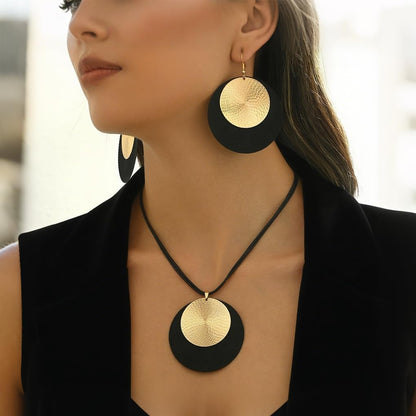 Gold Disc Pendant Necklace Earrings Set Leather Cord Black Circle Statement Necklaces Geometric Textured Medallion Jewelry For Women Party Fashion