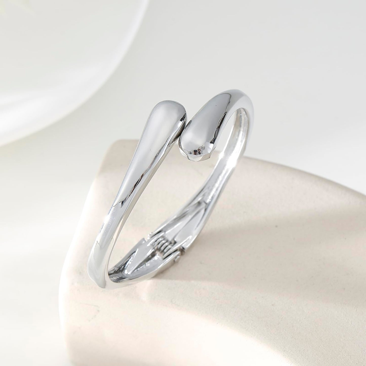 2pcs Gold Bangle Bracelets for Women, Trendy Hinged Cuff Open Wide Chunky Gold Bracelet Stack Arm Cuff Jewelry for Women