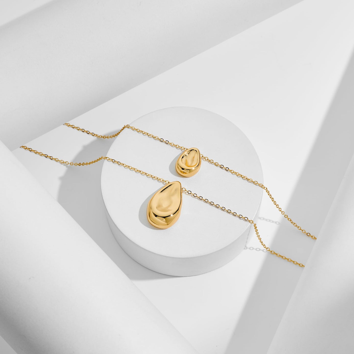 Dainty Gold Layered Necklaces for Women Chunky 14K Gold Plated Teardrop Pendant Necklace Trendy Simple Jewelry Gifts for Women