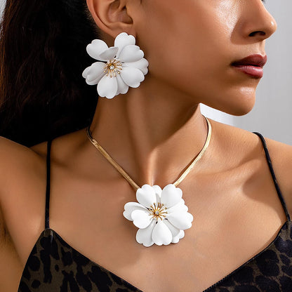 Vintage Flower Necklace Earring Set Gold Snake Chain Necklace Bohemian Red Flowers Choker Necklaces Hypoallergenic Statement Flower Stud Earrings Elegant Bridal Wedding Summer Beach Jewelry