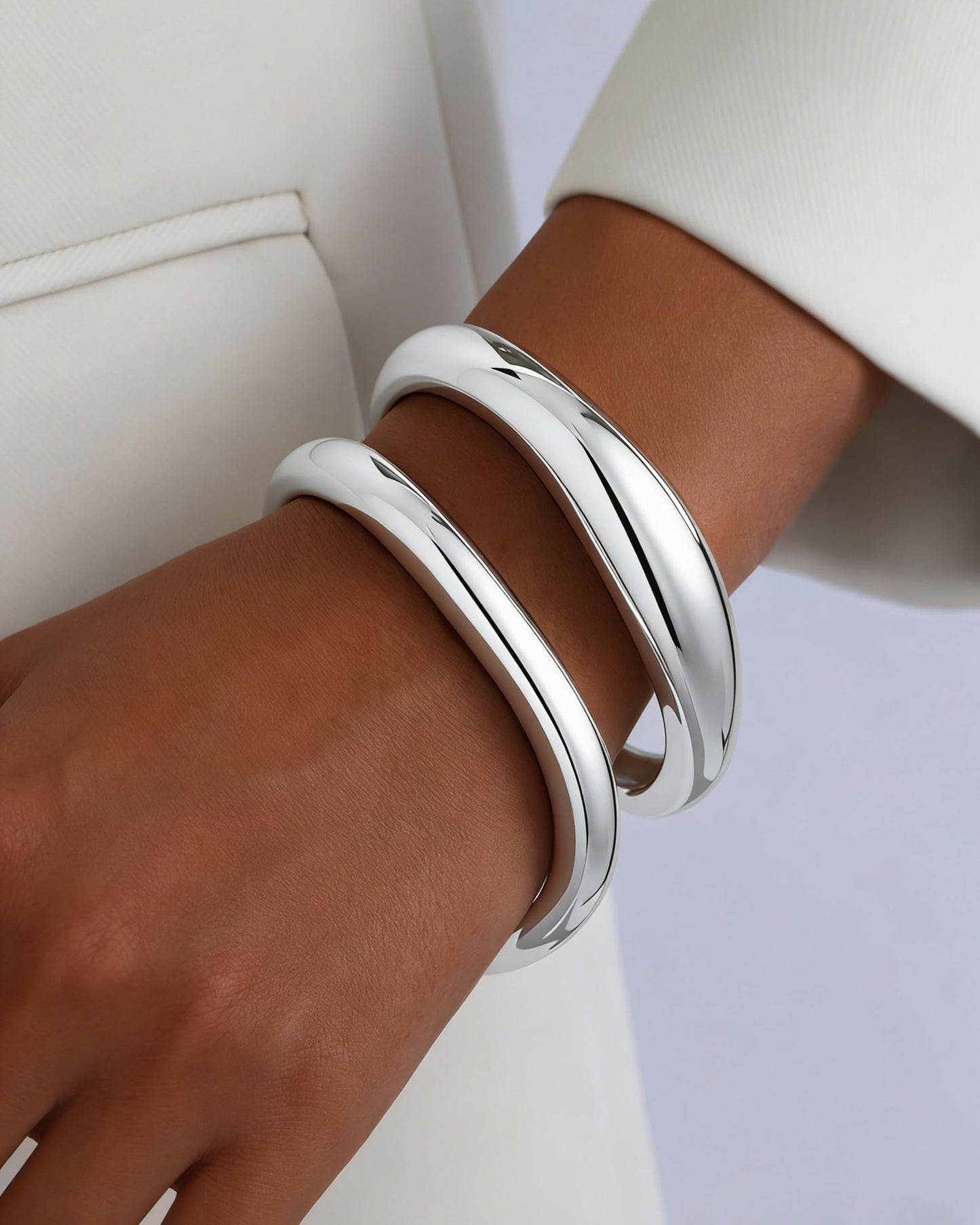 2pcs Gold Bangle Bracelets for Women, Trendy Hinged Cuff Open Wide Chunky Gold Bracelet Stack Arm Cuff Jewelry for Women