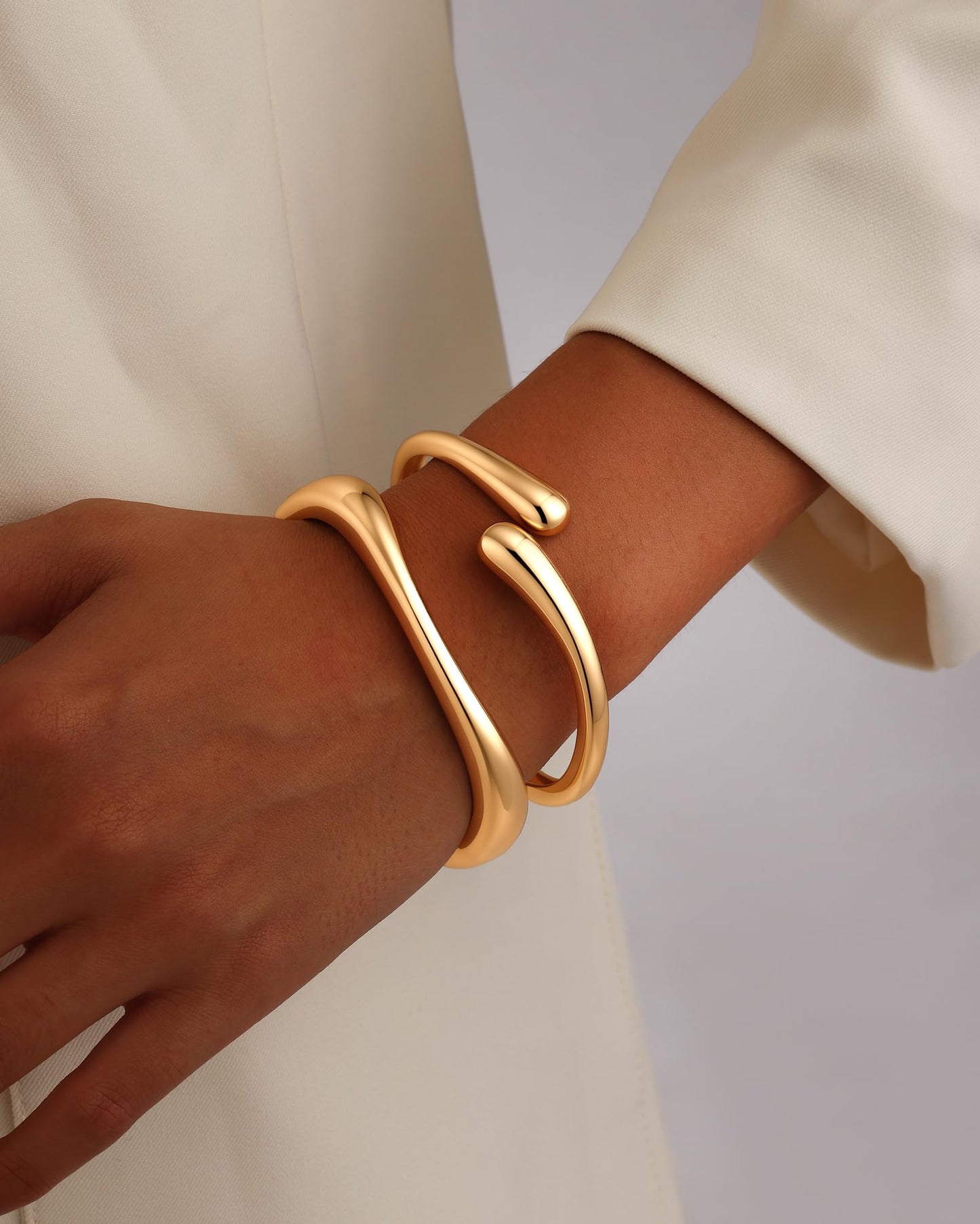 2pcs Gold Bangle Bracelets for Women, Trendy Hinged Cuff Open Wide Chunky Gold Bracelet Stack Arm Cuff Jewelry for Women