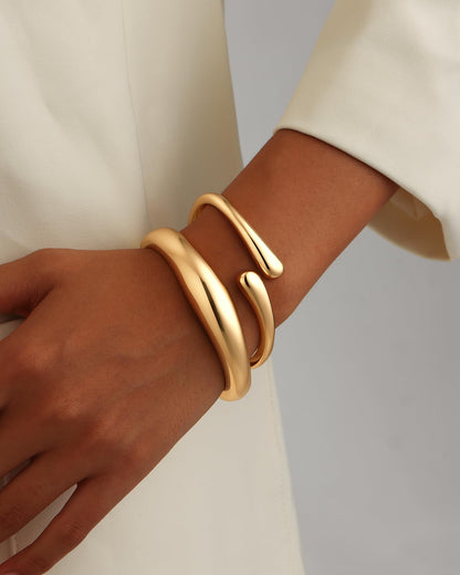 2pcs Gold Bangle Bracelets for Women, Trendy Hinged Cuff Open Wide Chunky Gold Bracelet Stack Arm Cuff Jewelry for Women