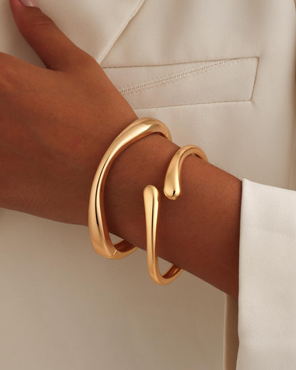 2pcs Gold Bangle Bracelets for Women, Trendy Hinged Cuff Open Wide Chunky Gold Bracelet Stack Arm Cuff Jewelry for Women