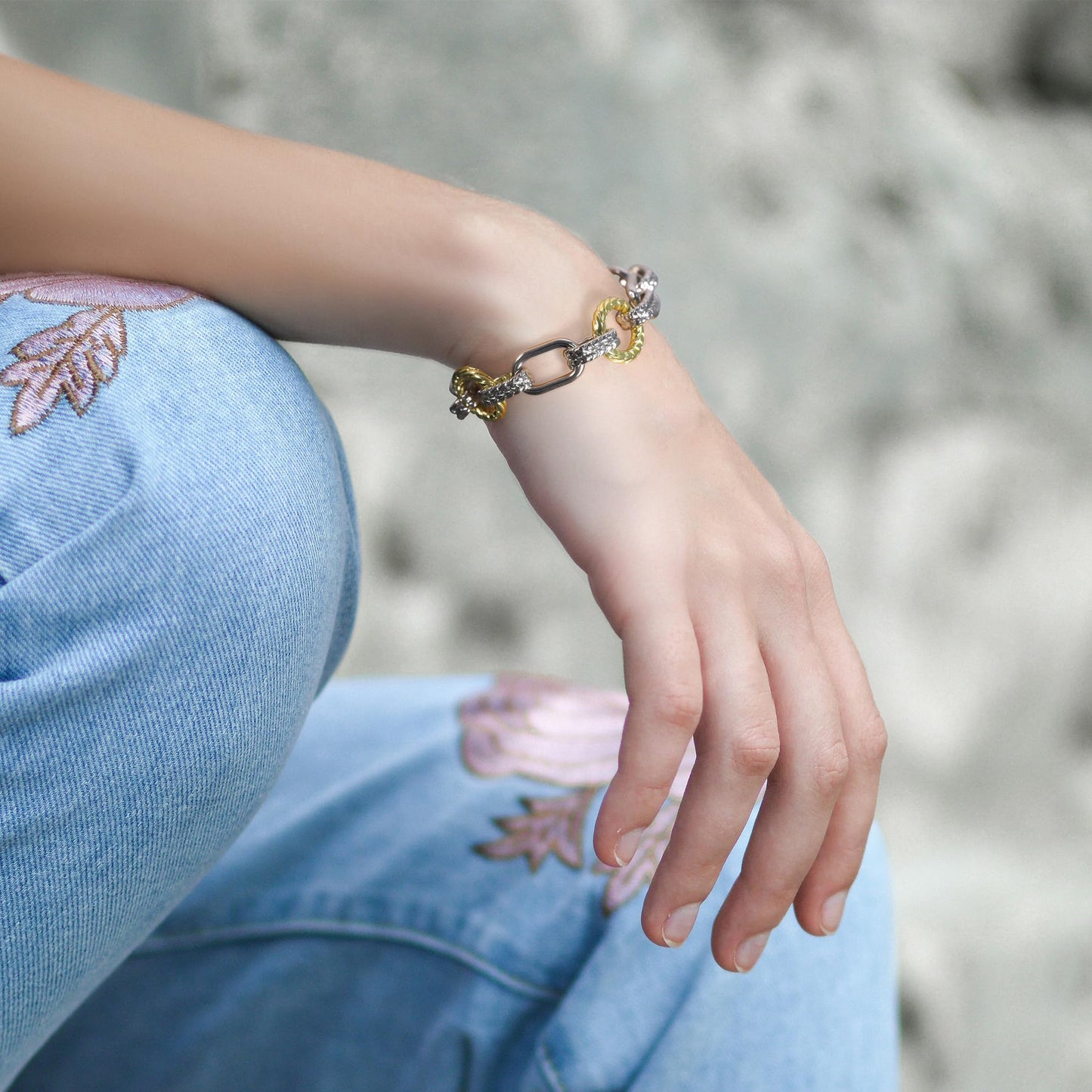 Mytys Chunky Chain Link Bracelet Two-Tone Mixed Metal Textured Toggle Clasp Statement Bangle Bracelet Jewelry for Women Fashion