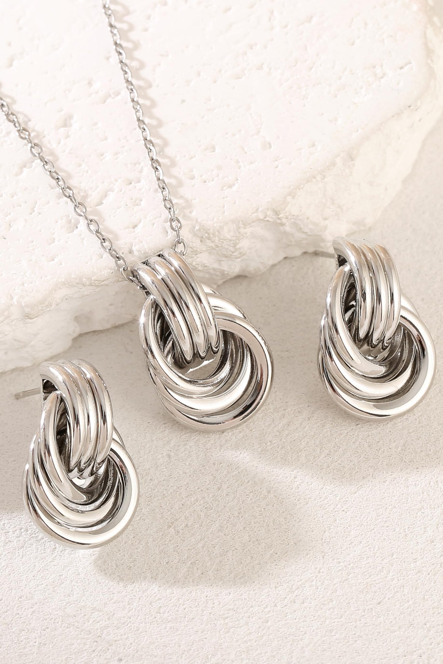 Gold Knot Pendant Necklace for Women Gold Statement Geometric Necklace Dainty Link Choker Necklace Trendy Jewelry Accessories