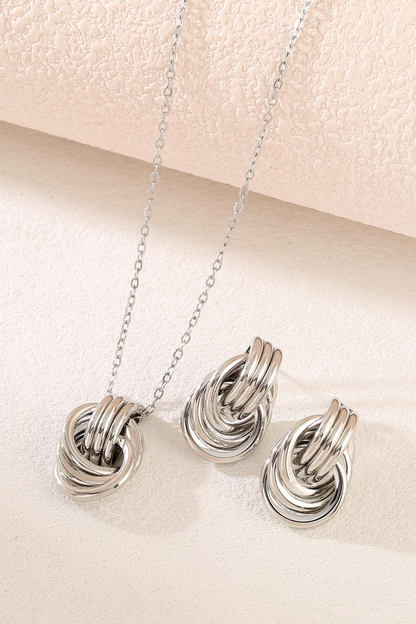 Gold Knot Pendant Necklace for Women Gold Statement Geometric Necklace Dainty Link Choker Necklace Trendy Jewelry Accessories