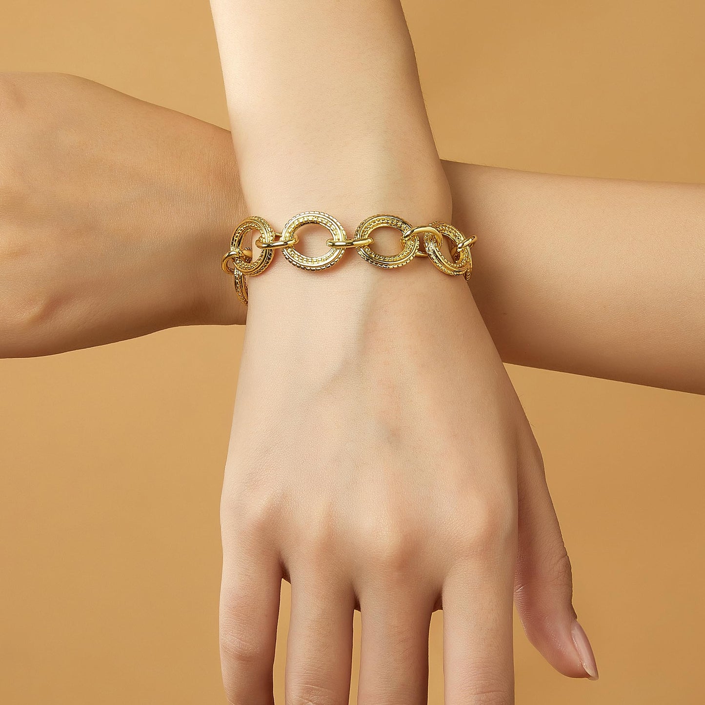Mytys Chunky Chain Link Bracelet Two-Tone Mixed Metal Textured Toggle Clasp Statement Bangle Bracelet Jewelry for Women Fashion